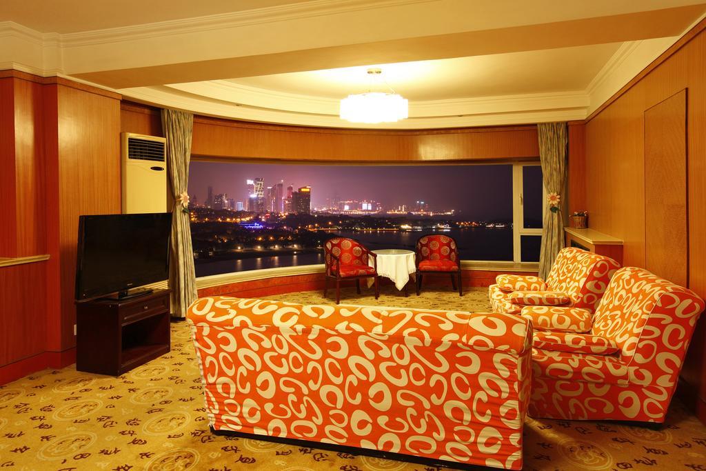 Donghai Grand Hotel Циндао Стая снимка
