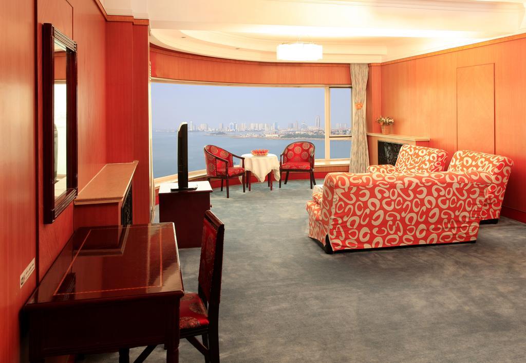 Donghai Grand Hotel Циндао Стая снимка