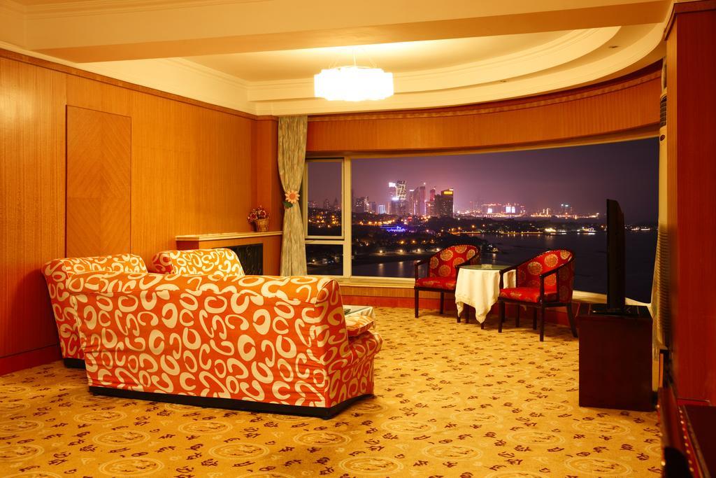 Donghai Grand Hotel Циндао Екстериор снимка